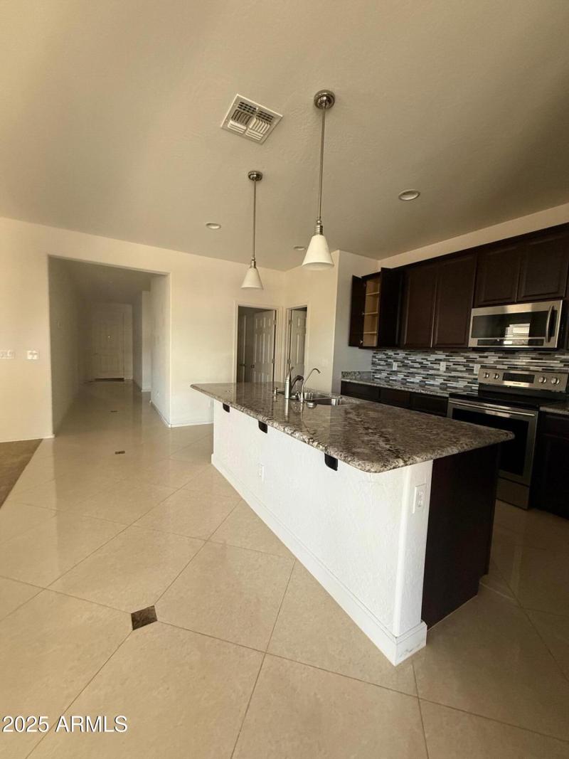 KITCHEN W PENDING LIGHT