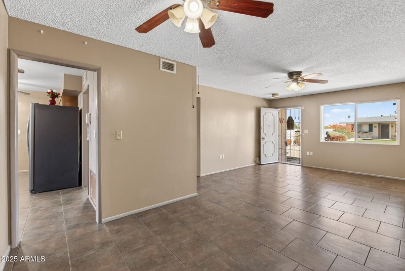 LR/DR going to kitchen