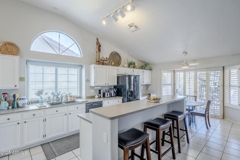 6Kitchen_Breakfast Bar