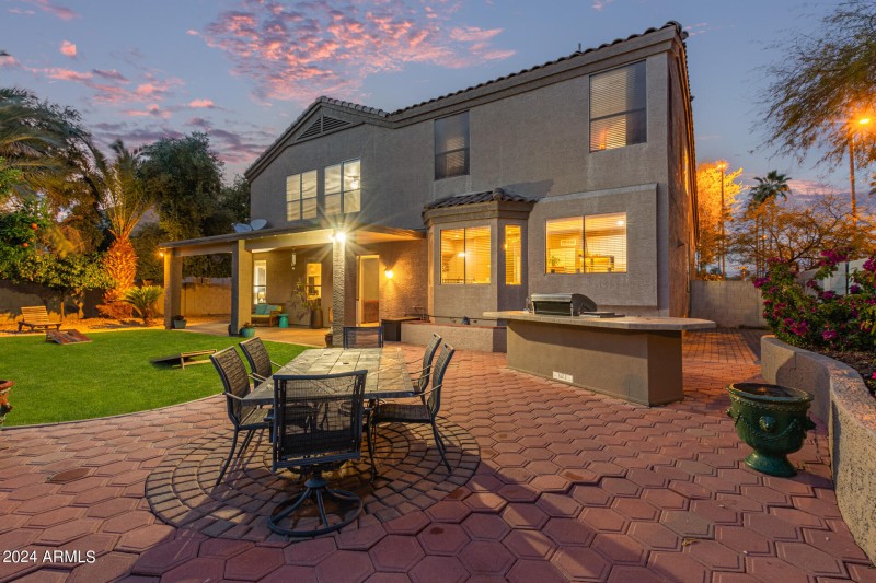 Twlight Backayrd Dining