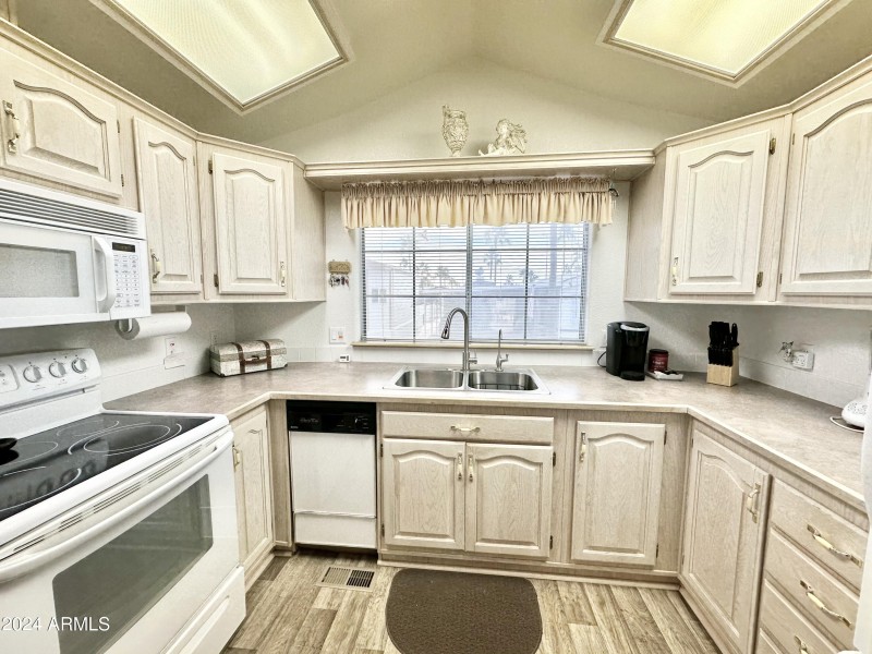 SO MUCH COUNTER SPACE