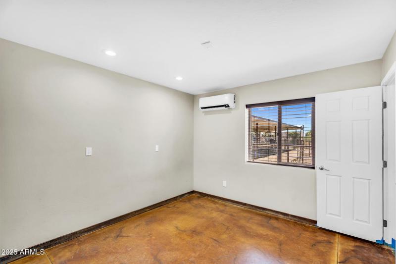 Bedroom/Office Space