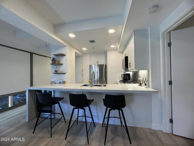 KITCHEN BREAKFAST BAR