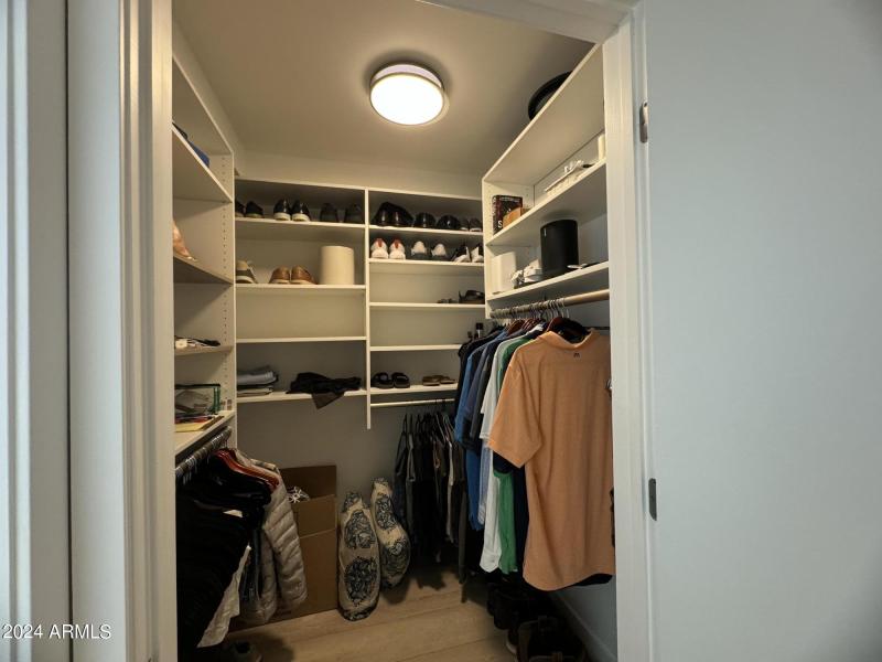 WALK-IN CLOSET