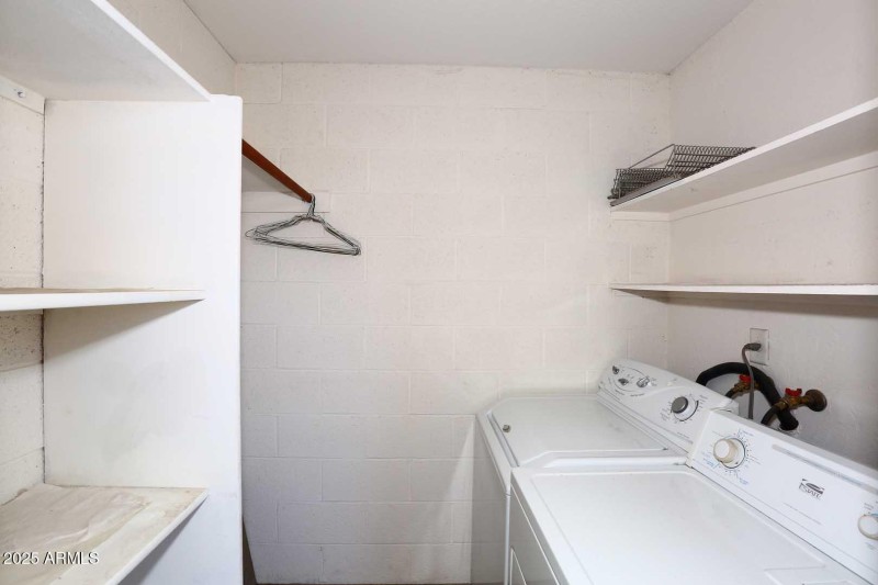 Laundry Room - Balcony left