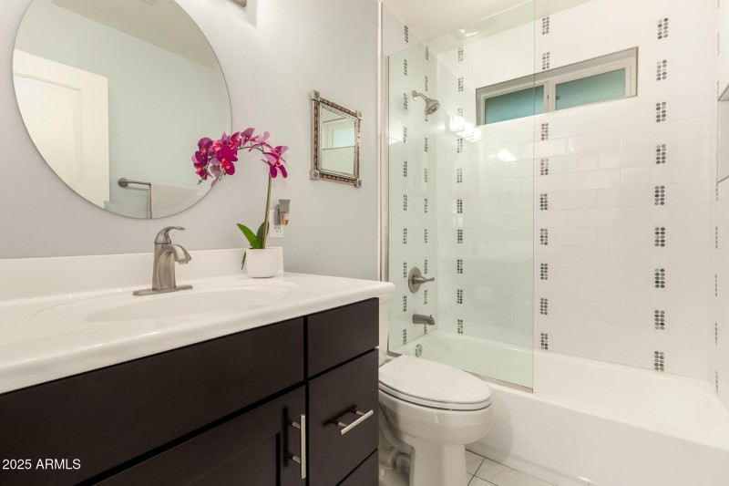 Main Bathroom Tub and Shower