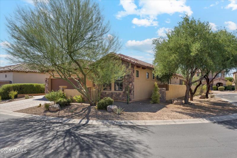 Inviting Curb with Spacious Driveway