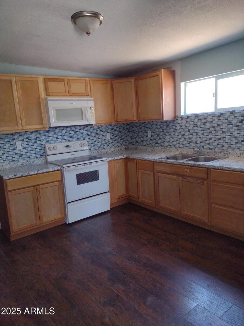 2435 Yuma-front kitchen