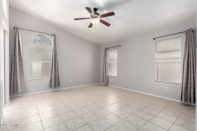 LARGE PRIMARY BEDROOM