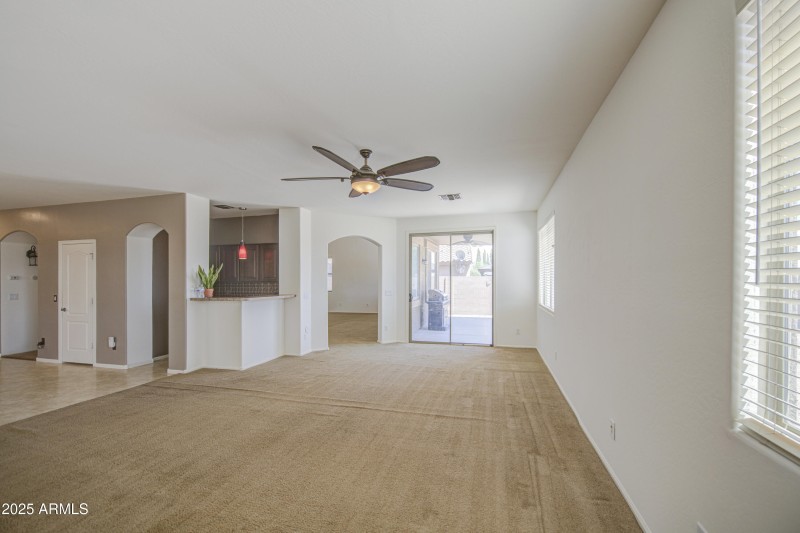 Family room w/wet bar
