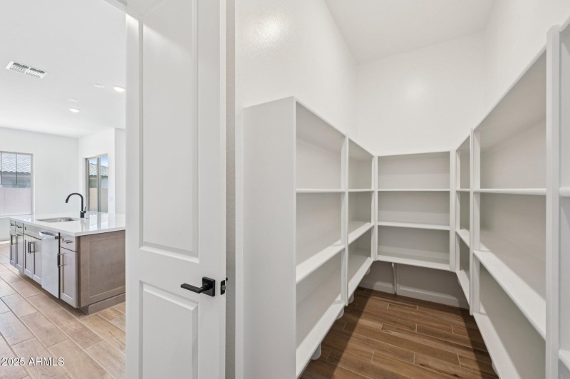 11-web-or-mls-E Twin Acres Dr-S0708-011