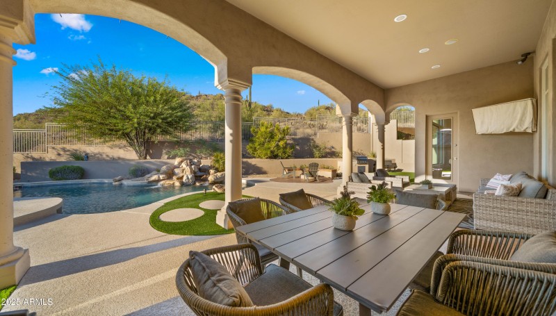 Outdoor Dining and Lounge