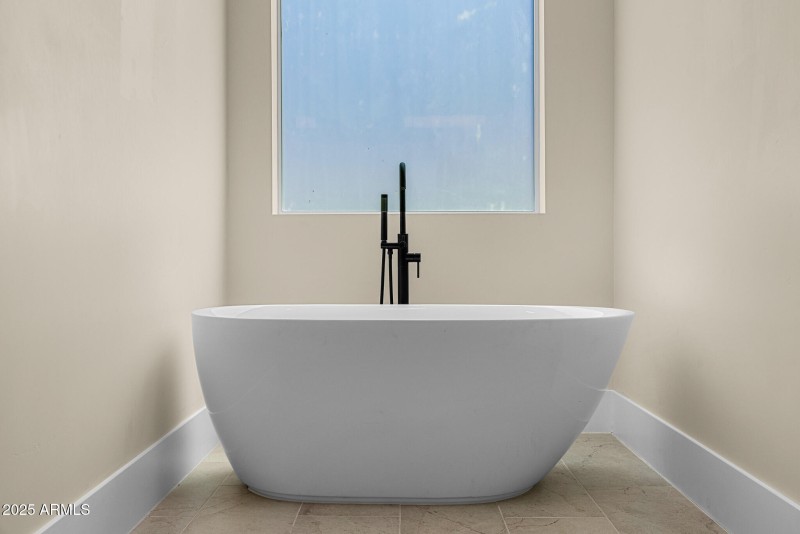 primary bathroom sokaing tub