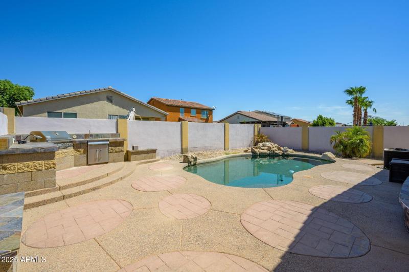 Pool & Outdoor Kitchen