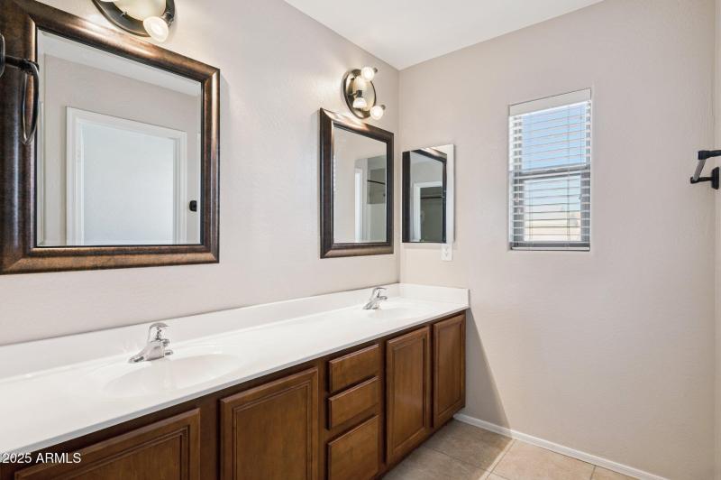 18-web-or-mls-3660-e-hyatt-ln