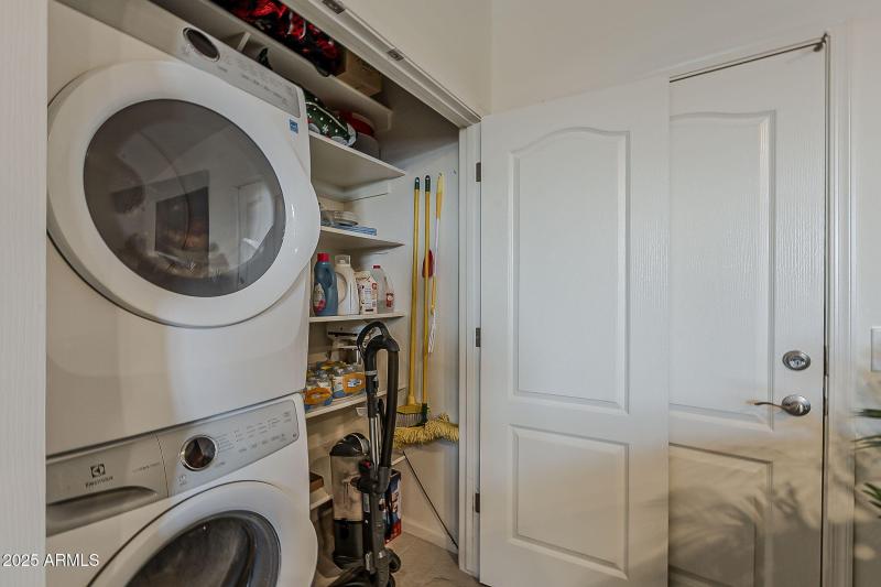 Full washer/dryer & pantry