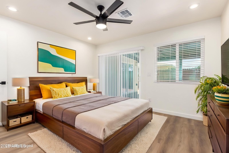 20-Howe - Bedroom - Mid-Century Modern -