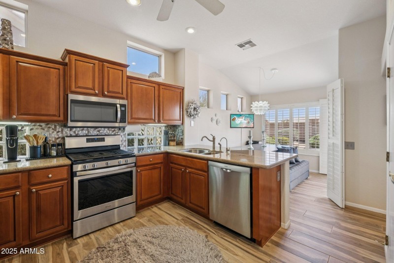 14-web-or-mls-W Sky Hawk Dr-S0708-014