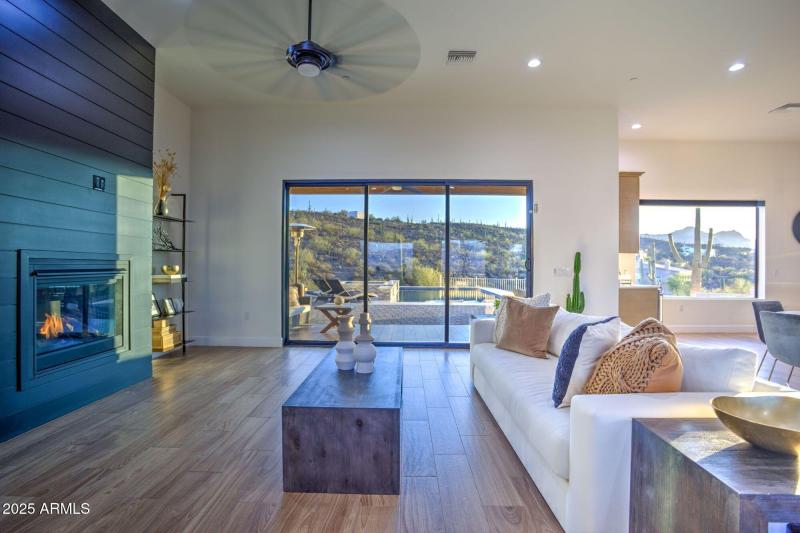 17 Sitting area with fireplace and stack