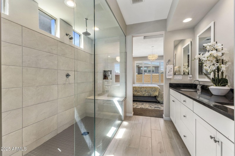Huge Spacious Main Shower