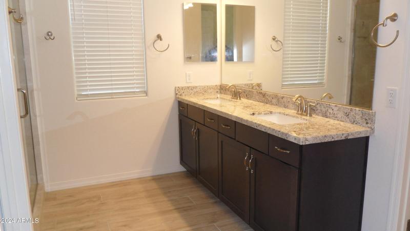 MASTER BATH W/DOUBLE SINKS