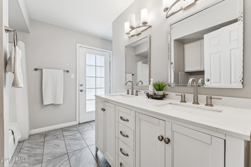 015-primary-bathroom