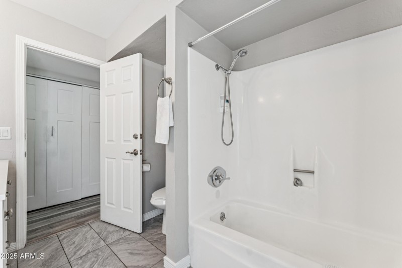 016-primary-bathroom