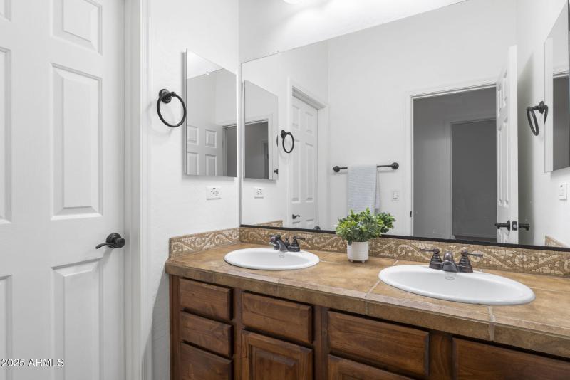Hall Bath w/ 2 Sinks