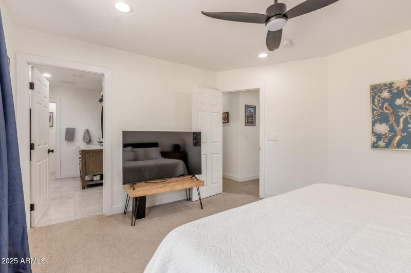 Primary suite to bathroom