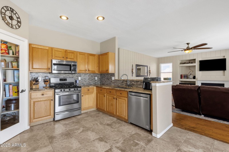 Walk in pantry/Gas range
