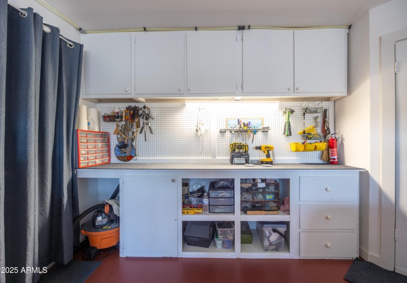 WORK BENCH IN THE GARAGE