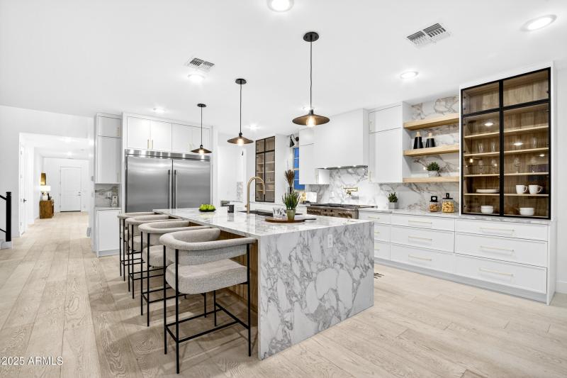 83_153_458_a4m_luxtwins