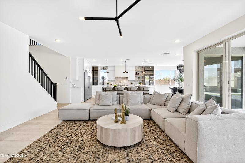 49_112_335_a4m_luxtwins