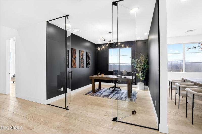 31_084_251_a4m_luxtwins