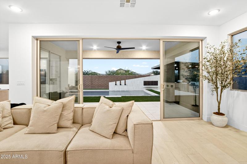 92_162_485_a4m_luxtwins