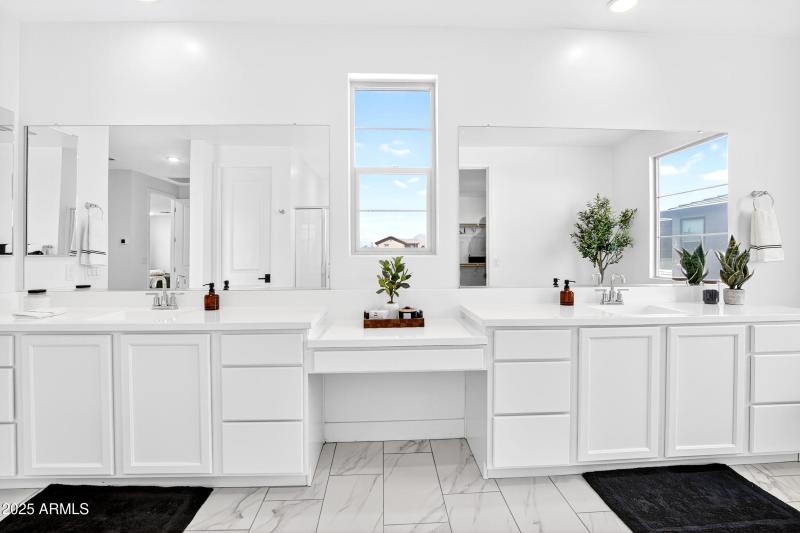 135_038_114_a4m_luxtwins