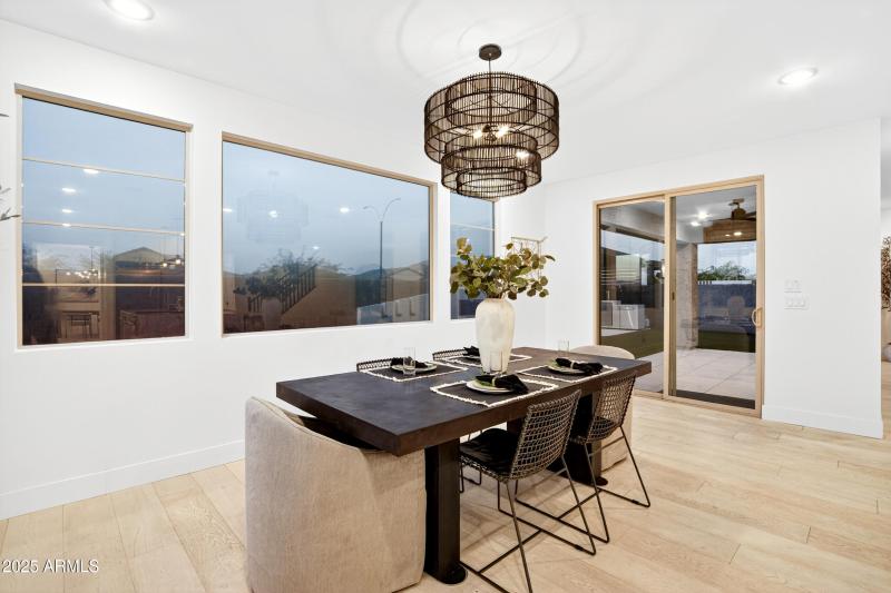 88_158_472_a4m_luxtwins