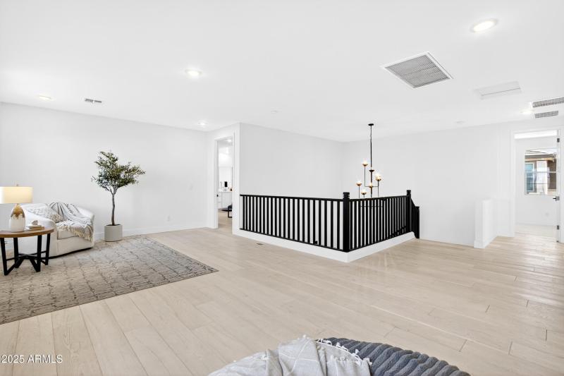 112_023_067_a4m_luxtwins