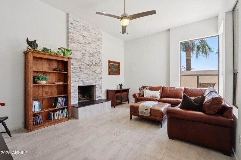 8-web-or-mls-E Kelton Ln-S0708-008