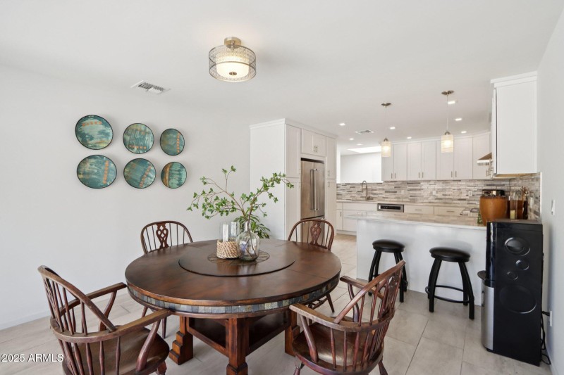 15-web-or-mls-E Kelton Ln-S0708-015