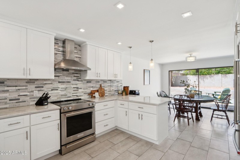 17-web-or-mls-E Kelton Ln-S0708-017
