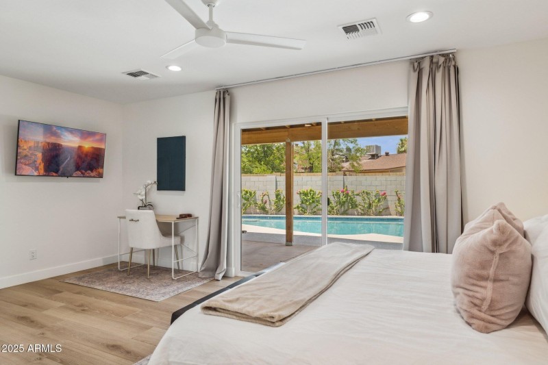 primary bedroom with private access to t