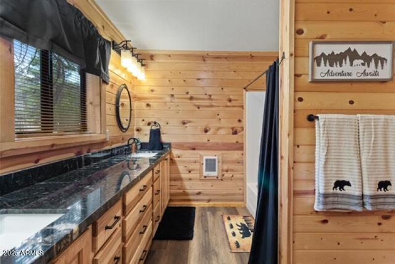 Bathroom-2343 E Dovetail Trail, Overgaar