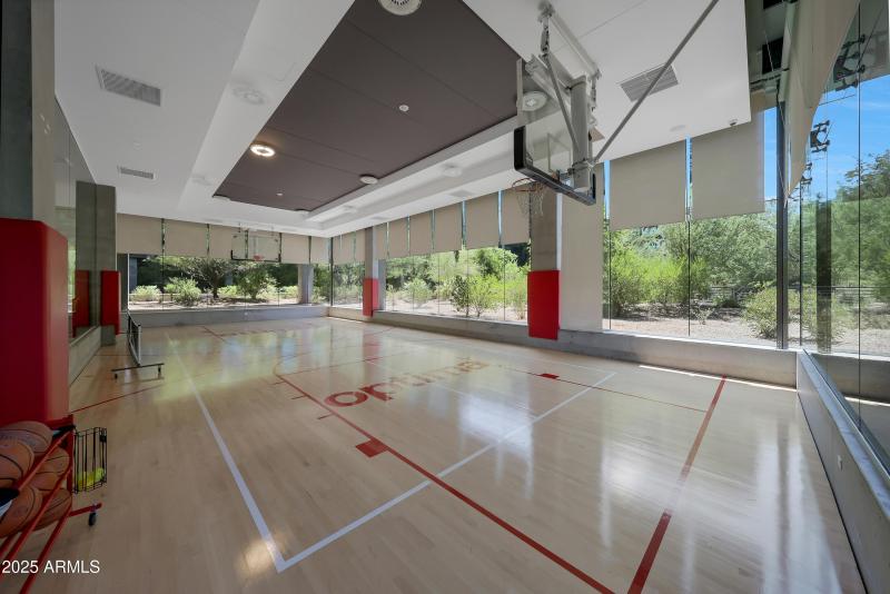 Basketball/pickleball court