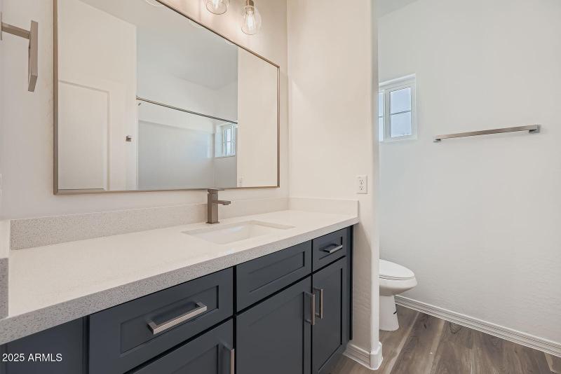 21 - 5519 Upstairs Bathroom