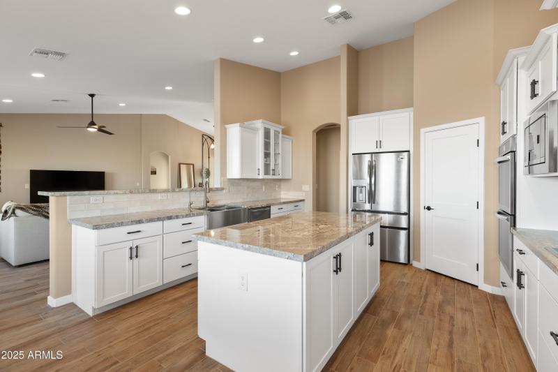 Chef's Kitchen w Breakfast Bar