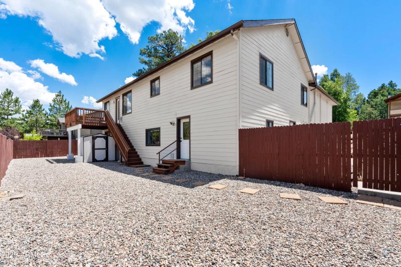 28-Backyard & Entrance to Downstair