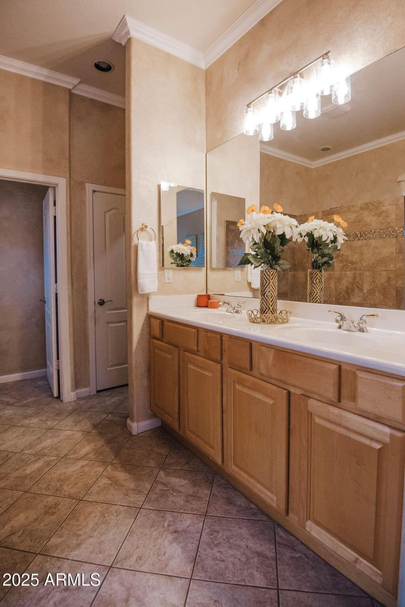 18_master-bathroom_view01