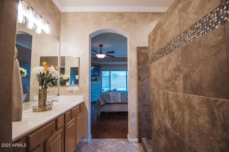 19_master-bathroom_view02