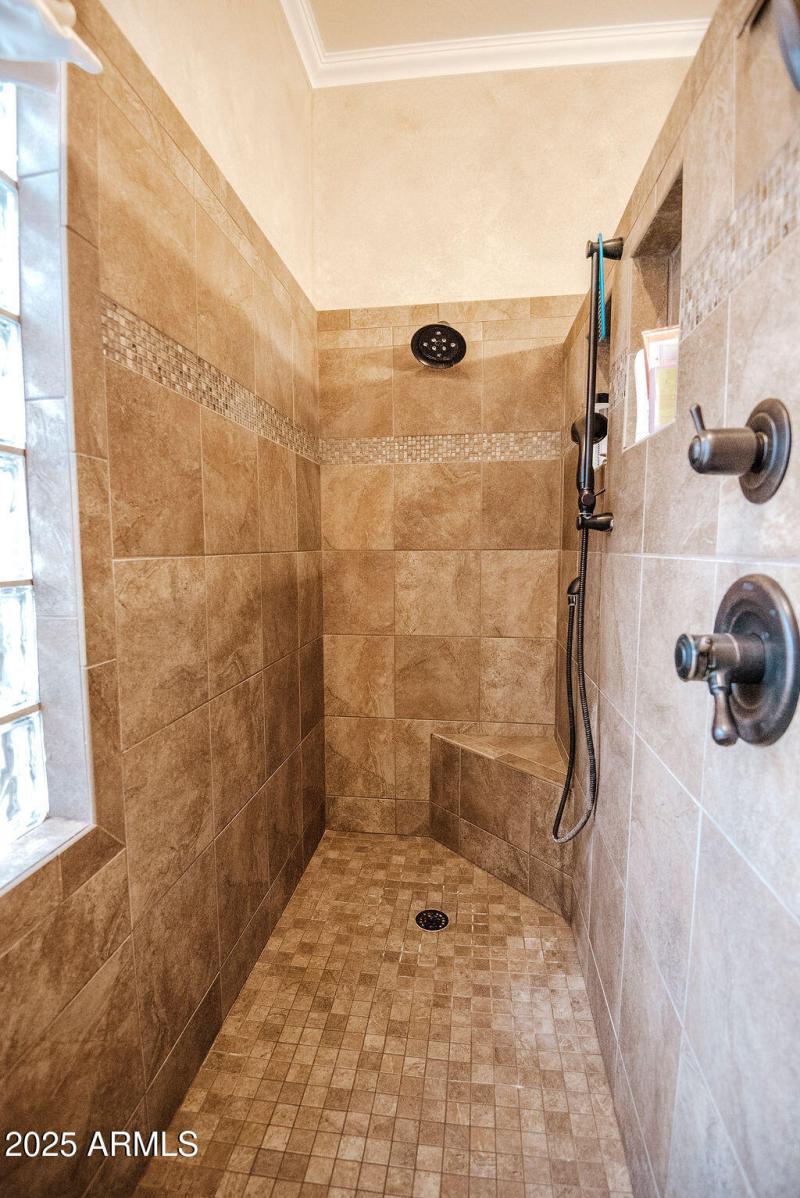 20_master-bathroom_view03